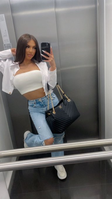 Elevator selfies are my favorite, just like the enticing adventures that can happen in there..🤭💭👅 #lourdesmodels