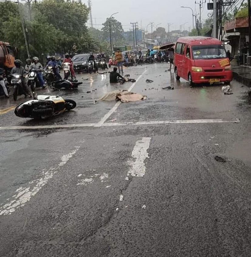 txtdaritng's tweet photo. Kecelakaan pagi tadi (10/04) di Balaraja depan kecamatan antara Truk Tangki Fuso dengan 5 sepeda motor. Akibat kejadian tersebut, 3 orang meninggal dunia dan 3 orang lainnya luka berat. https://t.co/z458C0puh5