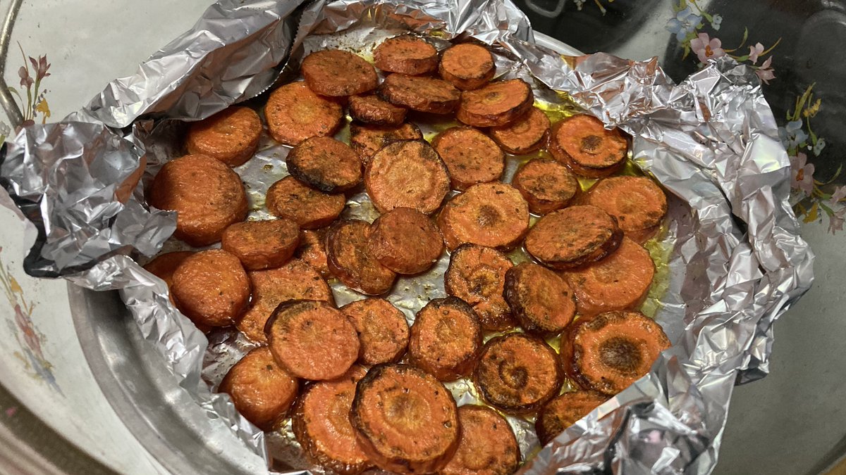 DarrylDaugherty's tweet image. Carrots, olive oil, salt. Convection oven 235°C 15 minutes, flip, 10 minutes, Italian herb mix, 5 minutes, flip, 5 minutes. #NotSharing #DiningWithDarryl #Roastedish