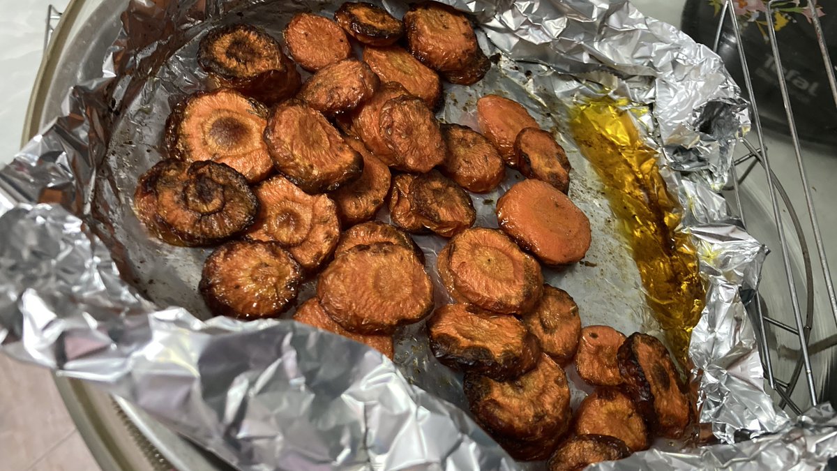 DarrylDaugherty's tweet image. Carrots, olive oil, salt. Convection oven 235°C 15 minutes, flip, 10 minutes, Italian herb mix, 5 minutes, flip, 5 minutes. #NotSharing #DiningWithDarryl #Roastedish