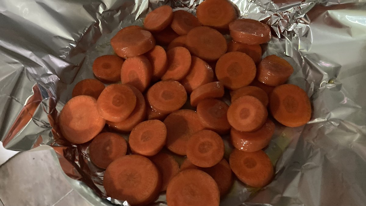 DarrylDaugherty's tweet image. Carrots, olive oil, salt. Convection oven 235°C 15 minutes, flip, 10 minutes, Italian herb mix, 5 minutes, flip, 5 minutes. #NotSharing #DiningWithDarryl #Roastedish