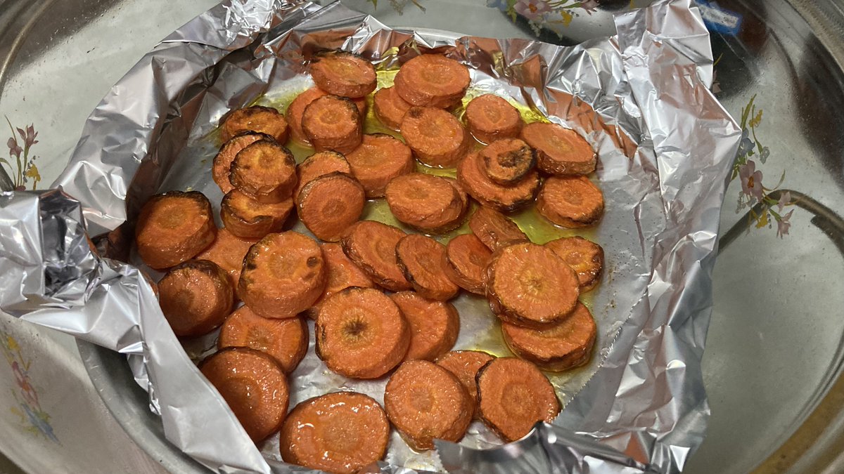DarrylDaugherty's tweet image. Carrots, olive oil, salt. Convection oven 235°C 15 minutes, flip, 10 minutes, Italian herb mix, 5 minutes, flip, 5 minutes. #NotSharing #DiningWithDarryl #Roastedish