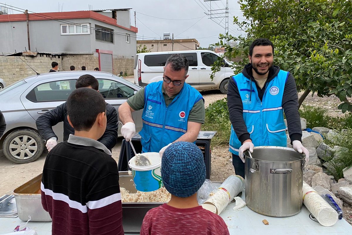 DiyanetVakfi's tweet photo. Hatay Boynuyoğun Köyü'nde kurduğumuz #İyilikSofrası’nda depremzede kardeşlerimizle aşımızı paylaşarak ikramda bulunuyoruz. 

#BeklenenSensin https://t.co/7oLVGNJX7I