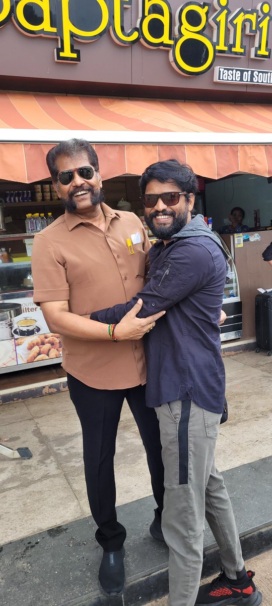 பத்திரிக்கை துறையில் தனக்கென்று ஒரு முத்திரை பதித்த அஞ்சா சிங்கம் என் பாசமிகு அன்பு அண்ணன்  #நக்கீரன்_கோபால் அவர்களுக்கு என் நெஞ்சார்ந்த பிறந்த நாள் வாழ்த்துக்கள் 🤝💐😍🤗

#nakkeeran #NakkeeranGopal