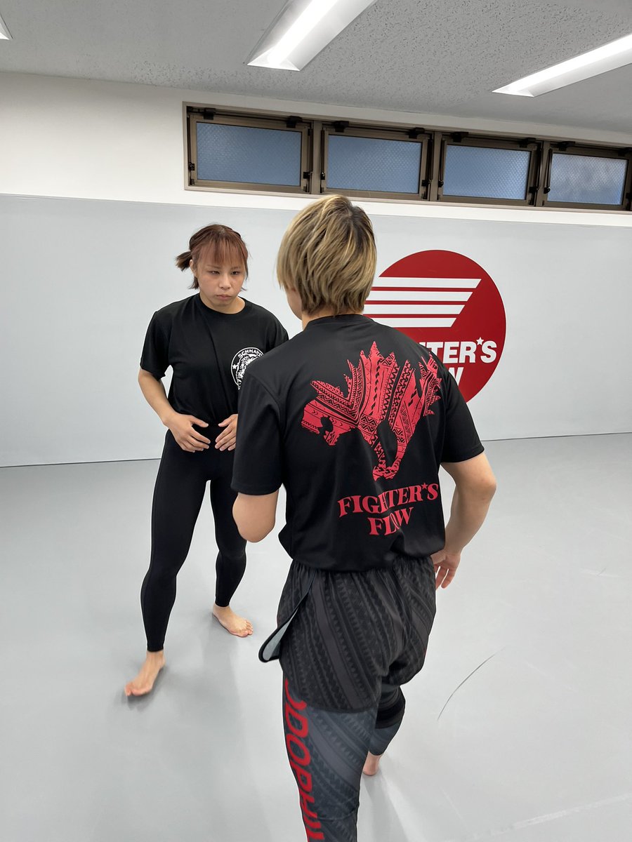 takao_ueda's tweet photo. む！これは渡辺華奈✖︎HODOPHILAXの新作
「Bellatorハワイ大会記念Tシャツ」！？
ポリネシアンなデザイン🌺🌴

今回のコスチュームスポンサー様に配布となる予定です😊
販売するかは未定ですが、欲しい方が多かったら受注生産するかもです！ https://t.co/7PEGbFnd5U