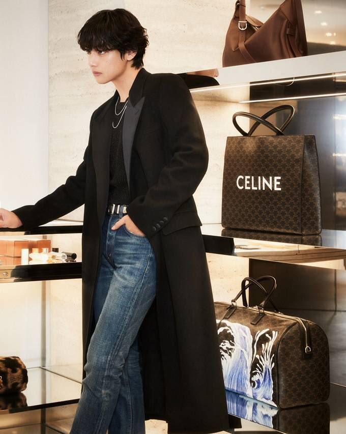 sceneryfortae's tweet photo. CELINE BOY V 🖤

#CelineBoyV #V #CELINE https://t.co/KC3YZVCioP