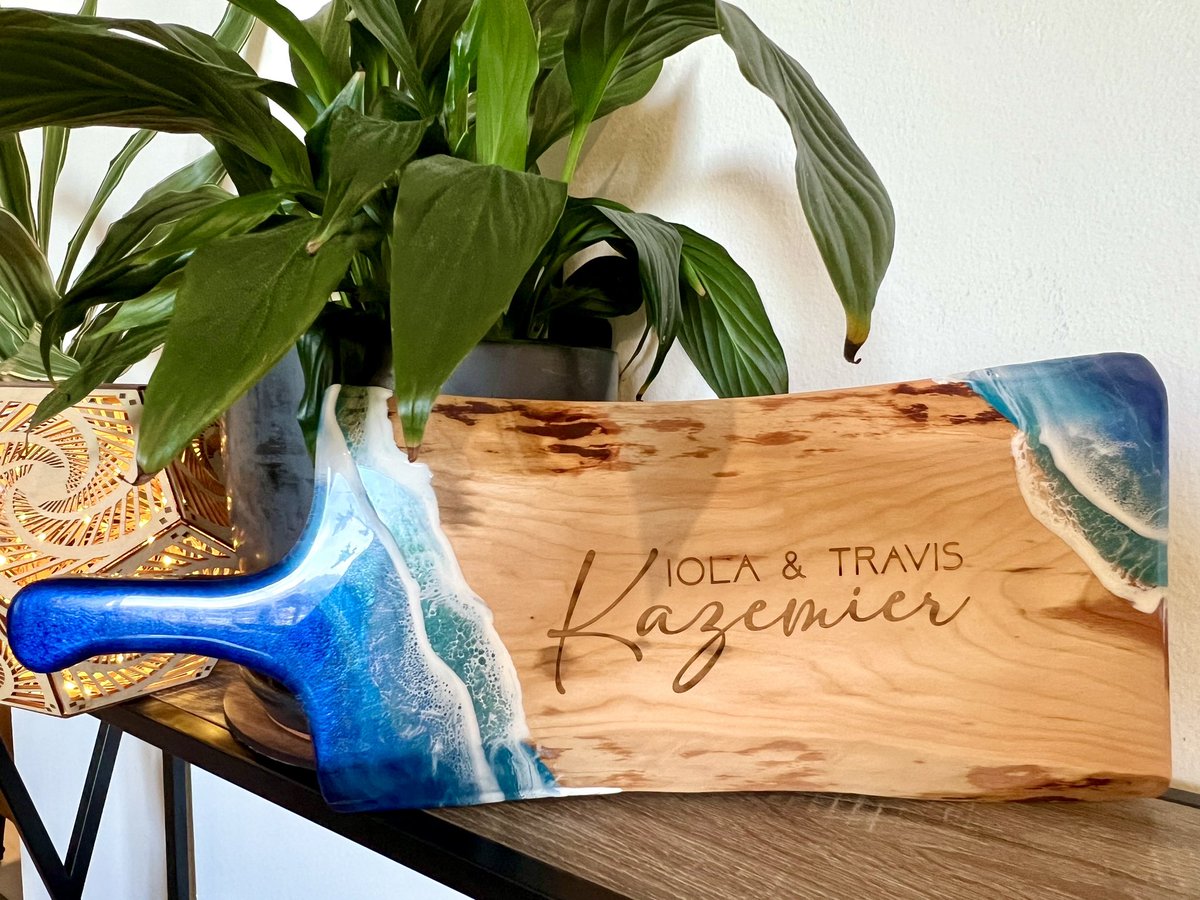 budobotm's tweet photo. They looooooved their wedding gift! 

This is the Ocean Board with Handle, with a custom engrave added 😄

#oceanresin #charcuterieboard #laserengraved https://t.co/9IEOIg1jK1