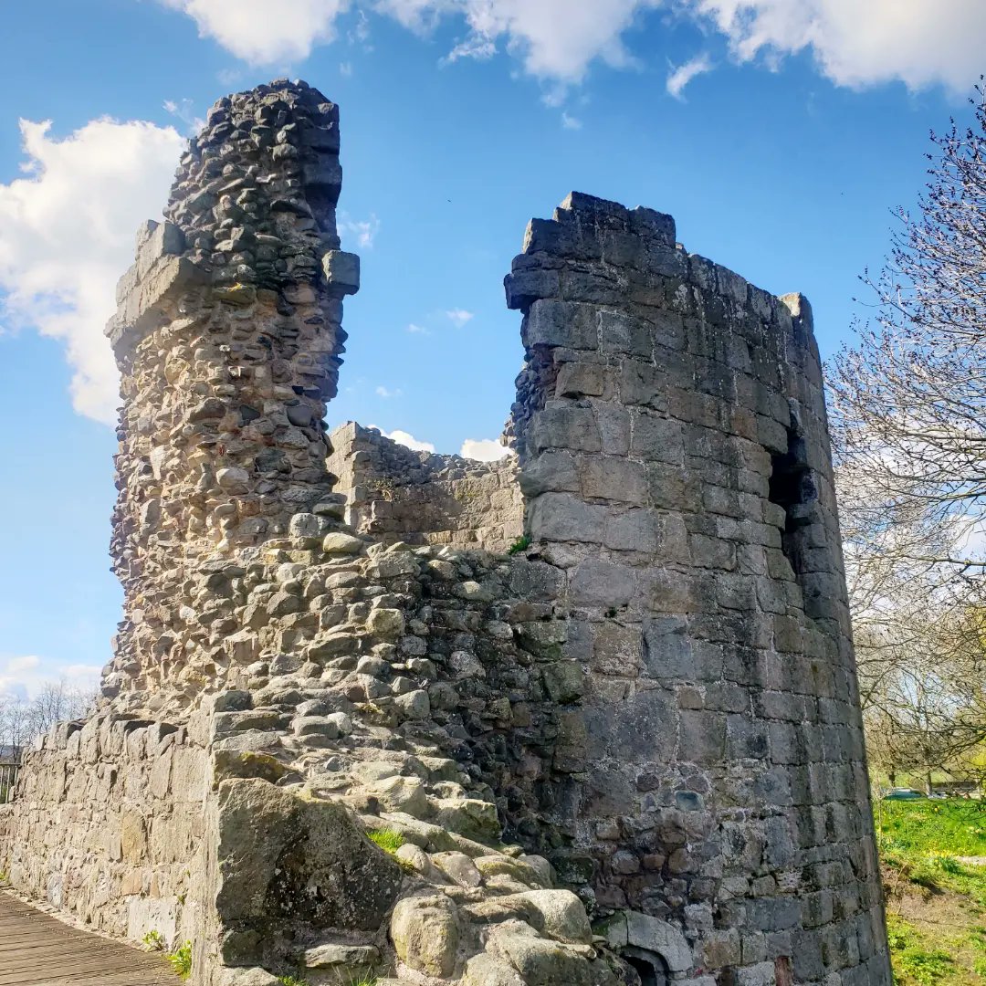JaneImaginari's tweet photo. Strikingly picturesque ruins steeped in history, tales of bitter border warfare, romance, and legend. #whittingtoncastle https://t.co/qRl7XN1LBs