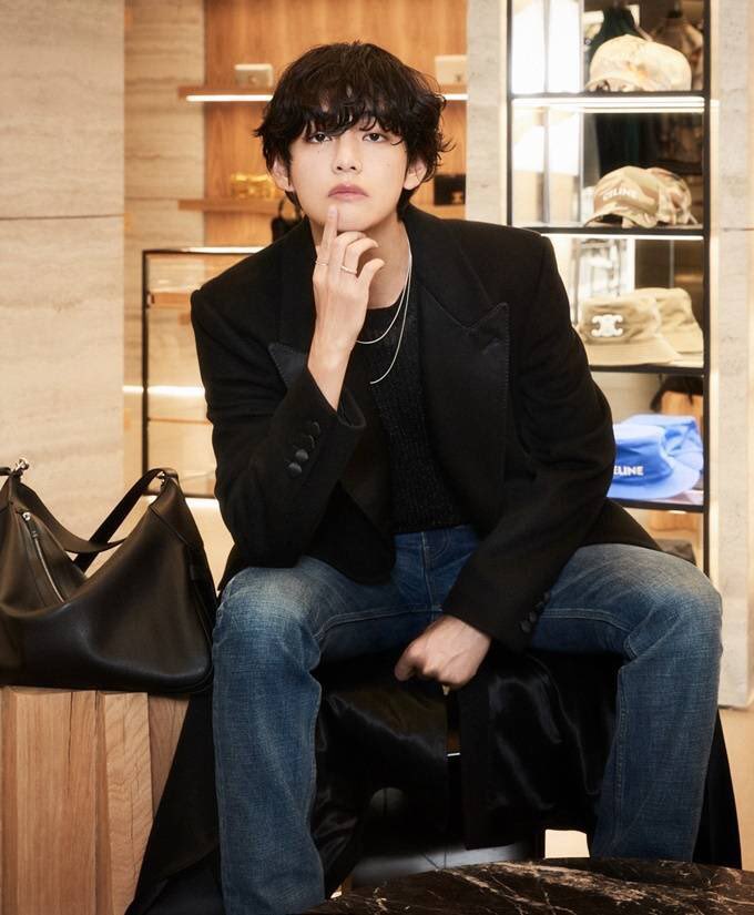 sceneryfortae's tweet photo. CELINE BOY V 🖤

#CelineBoyV #V #CELINE https://t.co/KC3YZVCioP