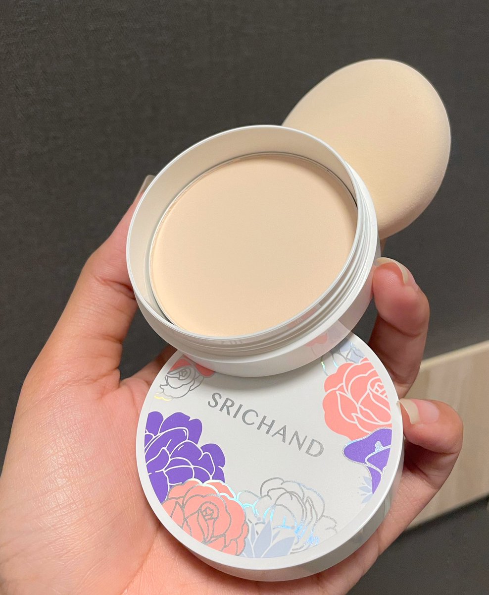 reviewchoey's tweet photo. แป้งสกินแคร์ srichand นอกจากจะทาทับสกินแคร์แล้ว ฟิวลองเอามาตบทับรองพื้น ก็เริ่ด! เหมือนเอายางลบมาลบผิว เนื้อแป้งเนียน เบลอผิวไปเลย นวล สบายผิว วันสบายๆตบตัวนี้ก็ผิวสวยแล้วอ่ะ ชอบบ https://t.co/V3hrVBknvG