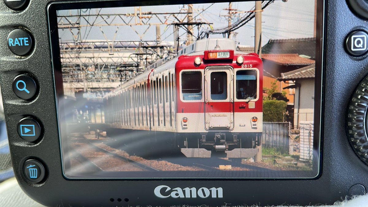 takkin_engine_d's tweet photo. 弥富〜長島間。1333列車急行五十鈴川行きは2800系AX17+1201系RC02が運用に入っています🫡
近鉄の電算番号はたくさんありますね🥲
#1333列車
#2800系
#AX17
#1201系
#RC02
#近鉄運用 https://t.co/iItN82xx7q