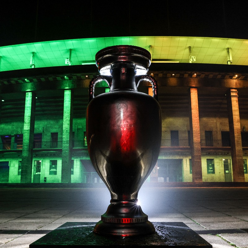 UEFA's tweet photo. 🗓️ 𝗗𝗮𝘁𝗲 𝗳𝗼𝗿 𝘆𝗼𝘂𝗿 𝗱𝗶𝗮𝗿𝘆! 

Tickets for #EURO2024 will go on sale from 3 October, which marks German Unity Day! 🇩🇪

More details: ⬇️