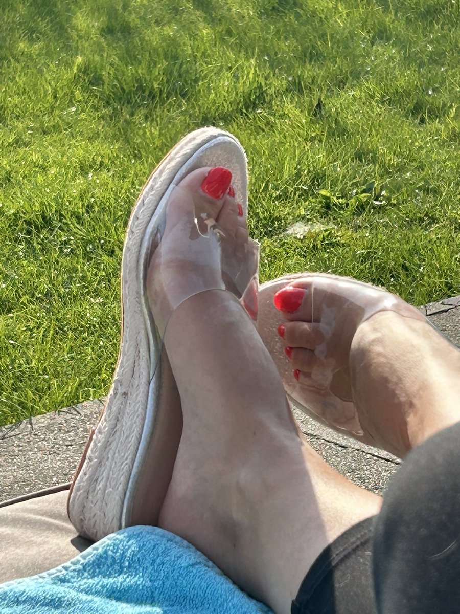 Footfeast1's tweet photo. Sunshine

#happytoes #longtoenails 
#barefoot #barefeet #naturaltoes #beautifultoes
#prettyfeet #naturaltoenails #healthyfeet #happyfeet
#ilovemyfeet #voeten #voet #voetenfetisj
#pes #pezinhos #foot #feet #nails #toes #footmodel #sexyfeet #tacchi #closeup #myfeet #fashionheels https://t.co/buKW9wuPAc
