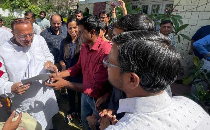 bharatbeniwal_'s tweet photo. आज शिक्षा मंत्री @DrBDKallaINC जी से ओन्ली काउंसलिंग को लेकर कैलाश सैनी जी और चयनित अभ्यर्थियों ने मुलाकात की,
मैं बाहर होने के कारण नहीं पहुंच पाया, मंत्री जी ने सभी अभ्यर्थियों को आश्वस्त किया है फाइल बीकानेर निदेशालय से अप्रूवल के लिए मेरे पास आई है, और किसी भी चयनित अभ्यर्थियों को जॉइनिंग से वंचित नहीं होने दिया जाएगा, एफिडेविट लेकर जॉइनिंग करवाने का आश्वासन मंत्री जी ने दिया है,
आज या कल में मंत्री जी द्वारा इसकी फाइल अप्रूव कर दी जाएगी I
कंप्यूटर अनुदेशक की अन्य मांगों के लिए हम आगे भी इसी तरह संघर्ष और प्रयास करते रहेंगे
#bharatbeniwal