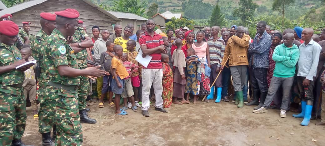 fdnbbi's tweet photo. La poursuite de ce bétail a duré deux jours et il a été remis aux propriétaires. Le Commandant du contingent burundais @eacrf_DRC le Lt Col Dismas Zino a encouragé la population de Nyamitaba et lui a demandé de rester sereine et solidaire en dénonçant tout fauteur de trouble. https://t.co/xxTQr8dkI5