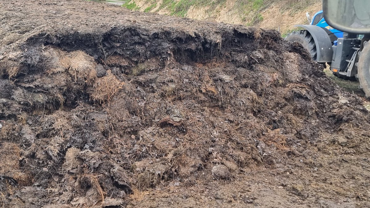 GiedoIndenkleef's tweet photo. Afgelopen zaterdag Bokachi uitgereden. Gemaakt van bermmaaisel @gemeenteweert. 
Onze meid wil centjes verdienen en heeft een emmer en prikstok gepakt om de laatste stukjes plastic en blikjes op te ruimen die nog aanwezig zijn in de Bokachi. https://t.co/ZYtD4JpyZQ