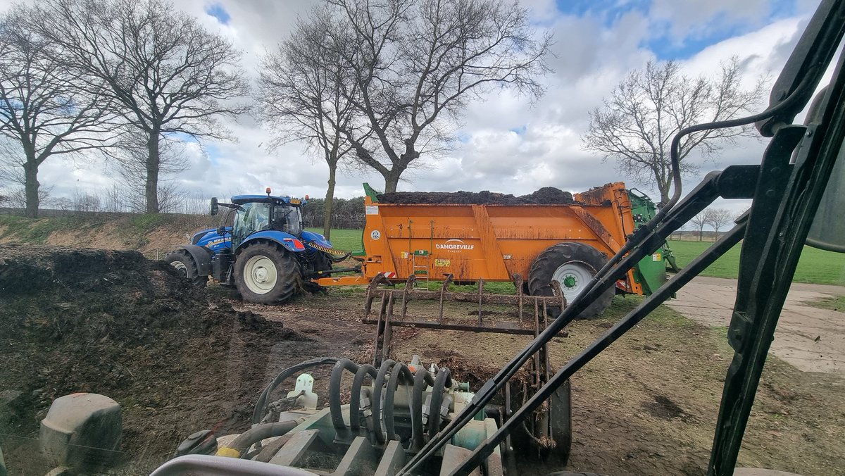 Afgelopen zaterdag Bokachi uitgereden. Gemaakt van bermmaaisel <a href="/gemeenteweert/">Gemeente Weert</a>. 
Onze meid wil centjes verdienen en heeft een emmer en prikstok gepakt om de laatste stukjes plastic en blikjes op te ruimen die nog aanwezig zijn in de Bokachi.