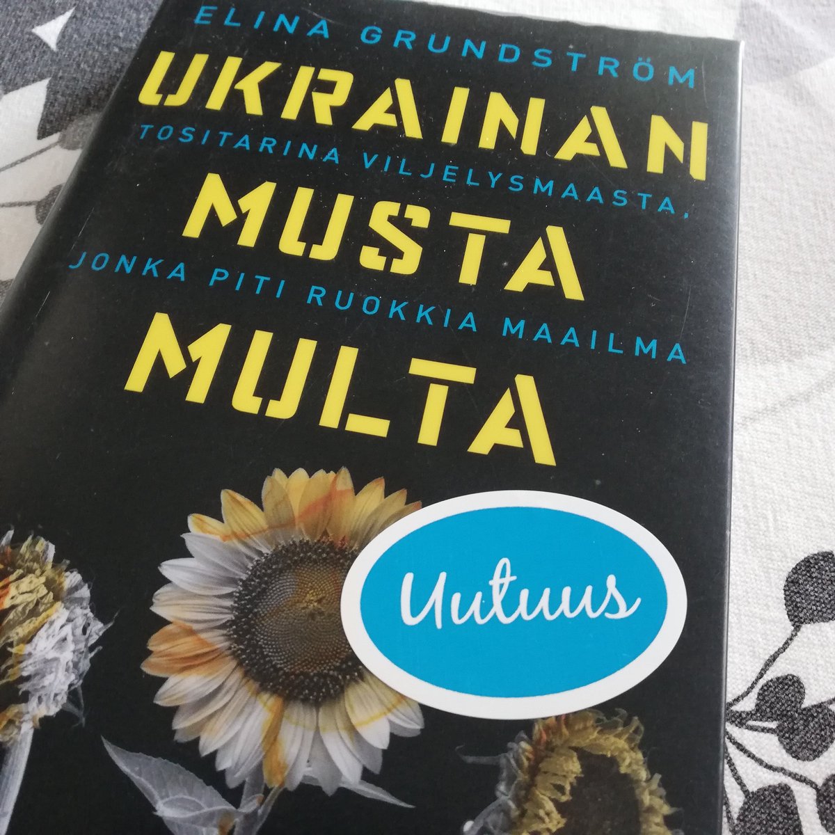 tarjaveekoo's tweet image. Ruoan taju. Ei helppo pähkinä, mut kiitos isosta solminnasta, @ElinaGrundstrom ja @wsoykirjat. Ahminnaksi meni tämän lukeminen, #Ukrainan musta multa.