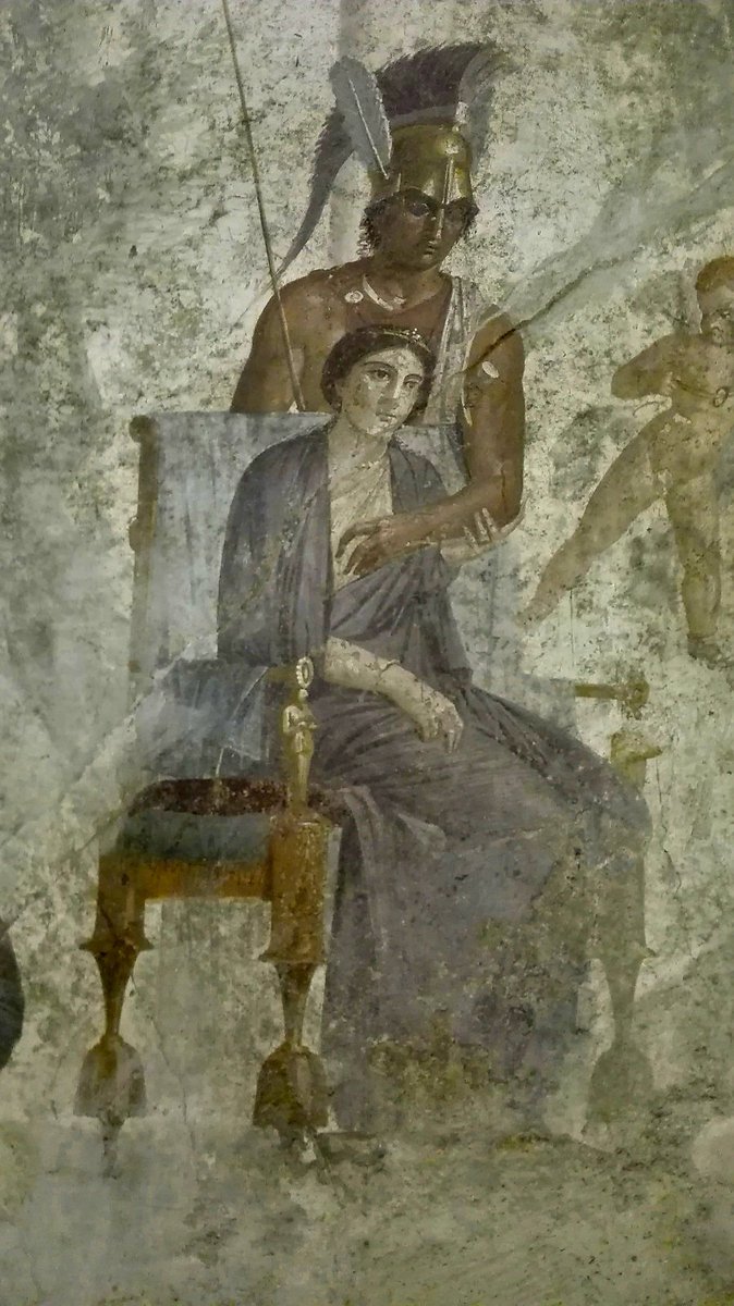 Afrodite, Venere per i Romani, è una delle divinità greche più antiche, protegge l’amore in tutte le sue forme: è sposa di Efesto, ma numerose sono le sue avventure con altri dei e con mortali.