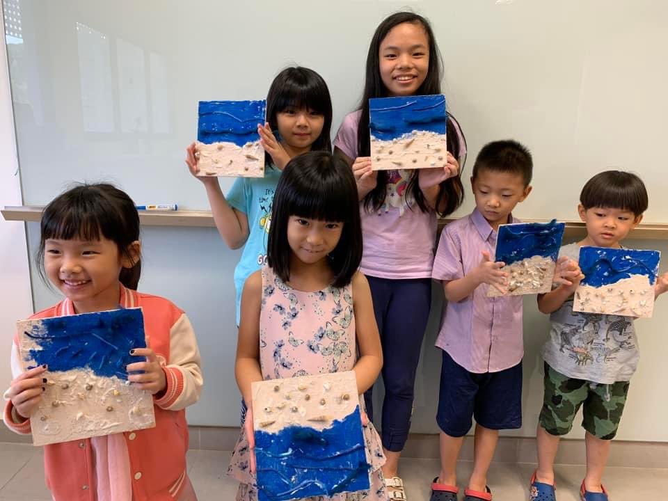 Using actual sand and seashell to create their beach artwork ✨ 

Let your creativity flow! 

#artiasanhanssg #art #sgworkshop #singapore #kids #workshop #sgkids #craft #onlineworkshop