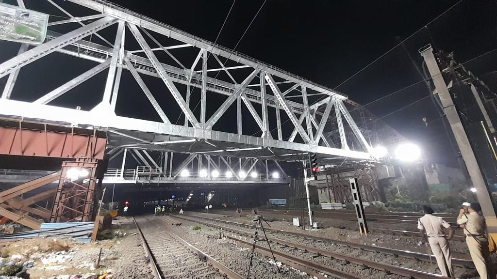 First 80 m length & 455 MT weight Girder for Rail Fly Over (RFO) – 6  at IR’s Kopar station crossing all 6 Suburban lines of Mumbai & between #WDFC’s New Nilje and New Kharbao stations was successfully launched on 09.04.2023.