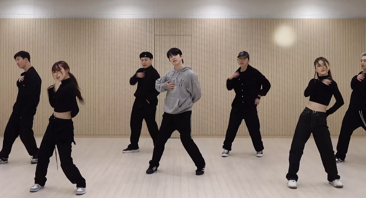 allkpop's tweet photo. #GOT7's #Jinyoung drops '#CottonCandy' dance practice https://t.co/veEHtKsuFI https://t.co/lA7BUv8UmO