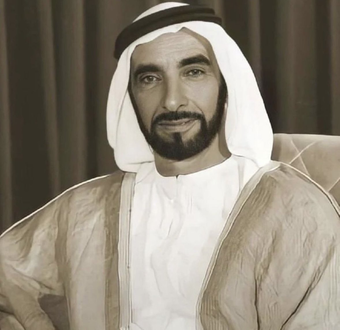 AnwarGargash's tweet photo. نستذكر اليوم القائد المؤسس الشيخ زايد بن سلطان طيب الله ثراه ونحتفي برؤيته وعزيمته في بناء الاتحاد ومسيرة التنمية المباركة، كان رحمه الله قائداً استثنائياً بحكمته وإنسانيته، وسنظل نعتز بإرثه وننهل منه للمضي نحو مستقبل أكثر إشراقاً بقيادة صاحب السمو الشيخ محمد بن زايد حفظه الله. https://t.co/7SsLqbujTv