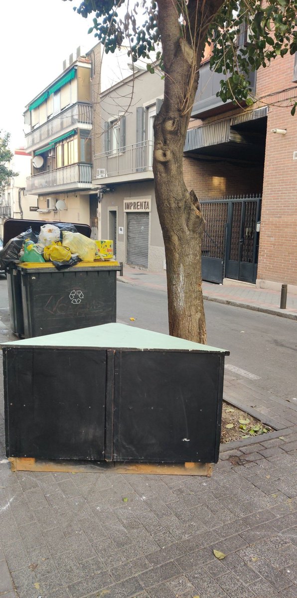 Pues así estamos, <a href="/AlmeidaPP_/">José Luis Martínez-Almeida</a> así todos los días en Calle Monte Oliveti número 61, 59 y 53. Agotador. No hay que ser un lumbreras para entender que esta calle soporta la basura de al menos 8 calles transversales más la  Albufera. Aumentar unidades y frecuencia como que no verdad?