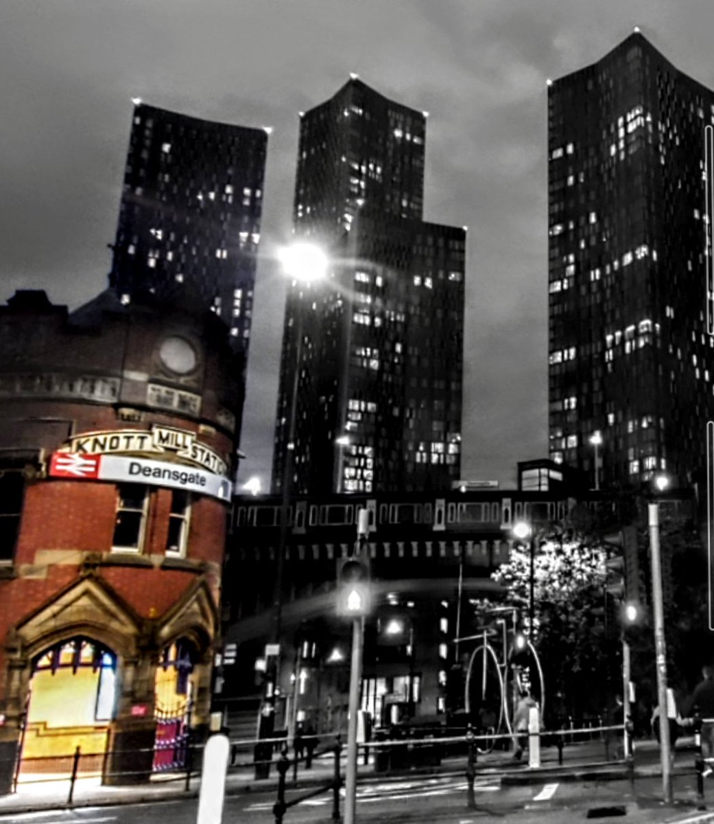 MonicaCrimmins's tweet image. Happy Easter Monday. Have a good one. Been experimenting with colours on my photos this weekend.  #MANCHESTER #tfgm #deansgate
