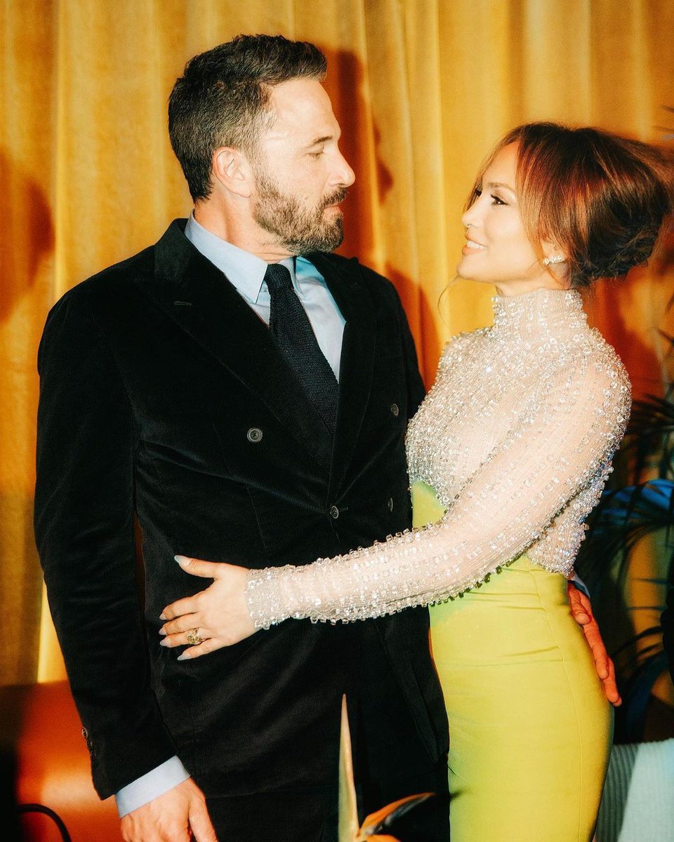 Keeperfacts1's tweet photo. Mr & Mrs Affleck ❤️🔥
@jlo
•🏷️ #jlo #jenniferlopez #jenniferaffleck #benaffleck #bennifer #thisismenow #superbowl #thisismethen #shotgunwedding #jlovegas #jlobeauty #jlofashion #jlofans #jlostyle #jloqueen #jlodancers #jlochallenge #jlovers https://t.co/pbmg3fi1Mb