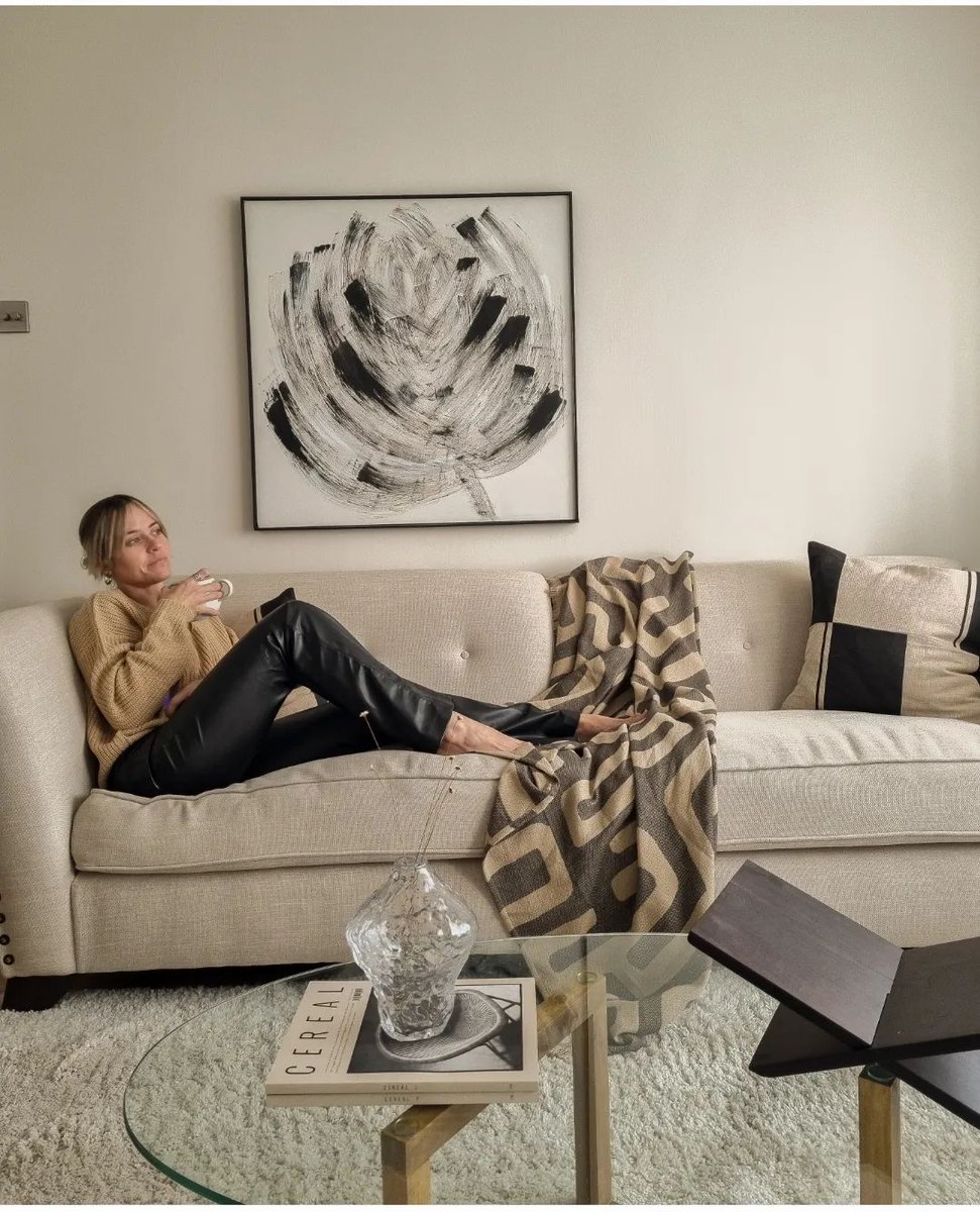 Nosgafurniture's tweet photo. Living room design/renovation?πIncorporated little simple elements to let the room shine in their own light.π₯°
β
πΈ: @at.home.with.missb
#interiordesign #homedecor #livingroomdecor #sofainspo https://t.co/vrRYbOJkmy