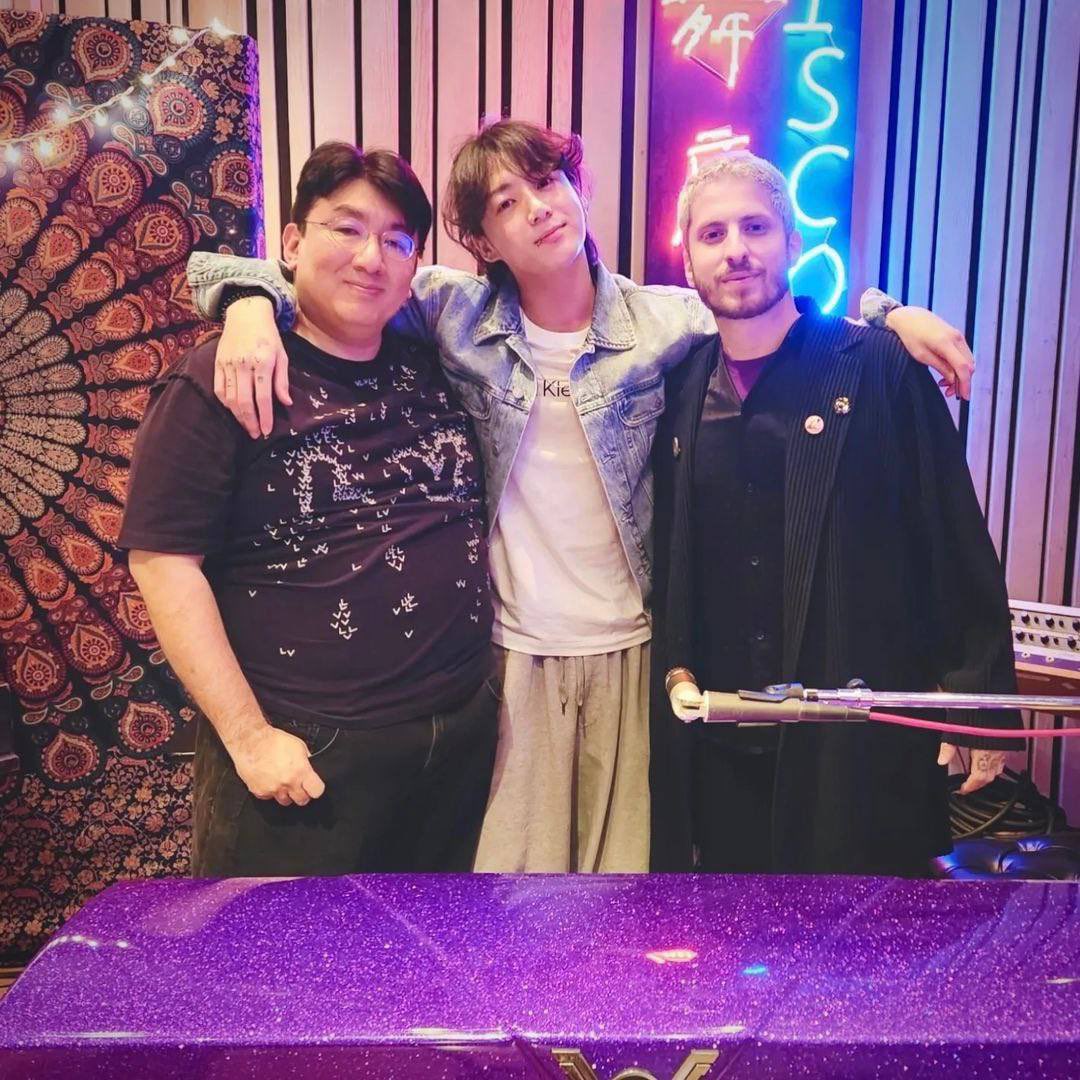 BTS_RUS's tweet photo. [INSTAGRAM] 230410 Из инстаграма Бан Шихёка (hitmanb72)

HITMAN: С JK и WATT. Спасибо, Скутер Браун. У тебя получилось! #bighitmusic #sbproject #hybeamerica #HYBE https://t.co/GmFwaGHq9G