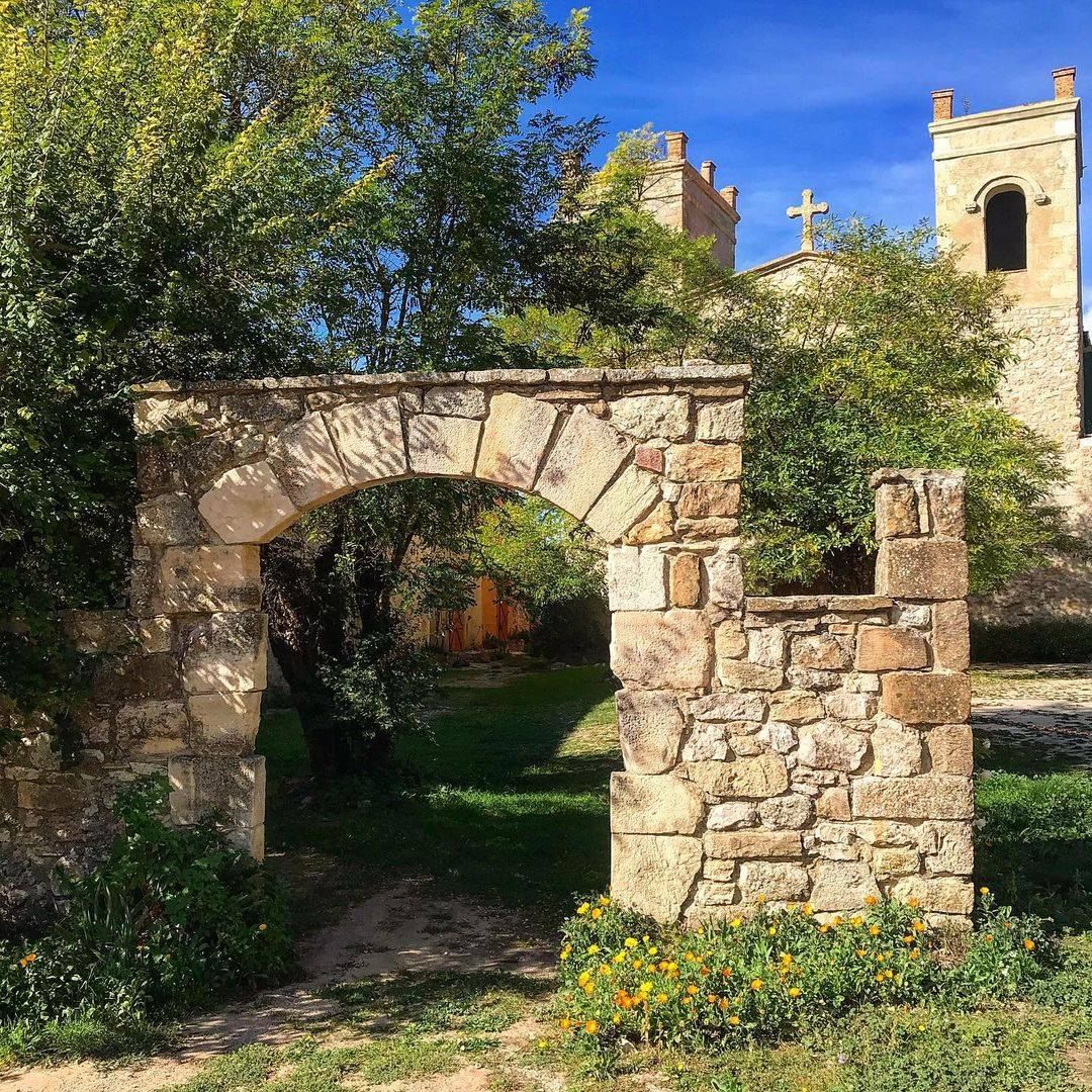 costadauradatur's tweet photo. ⛪️ Escapeu-vos a #Pontils i descobriu un poble carregat de llegendes. Sabíeu que el poble té espais màgics com el Santuari de Sant Magí de la Brufaganya, d'on emana una aigua considerada miraculosa?

📸 jdibrussosa, josep_d_61, https://t.co/f9iFEAw6Eb, ricardaldea

#CostaDaurada https://t.co/xBznrFi8VZ