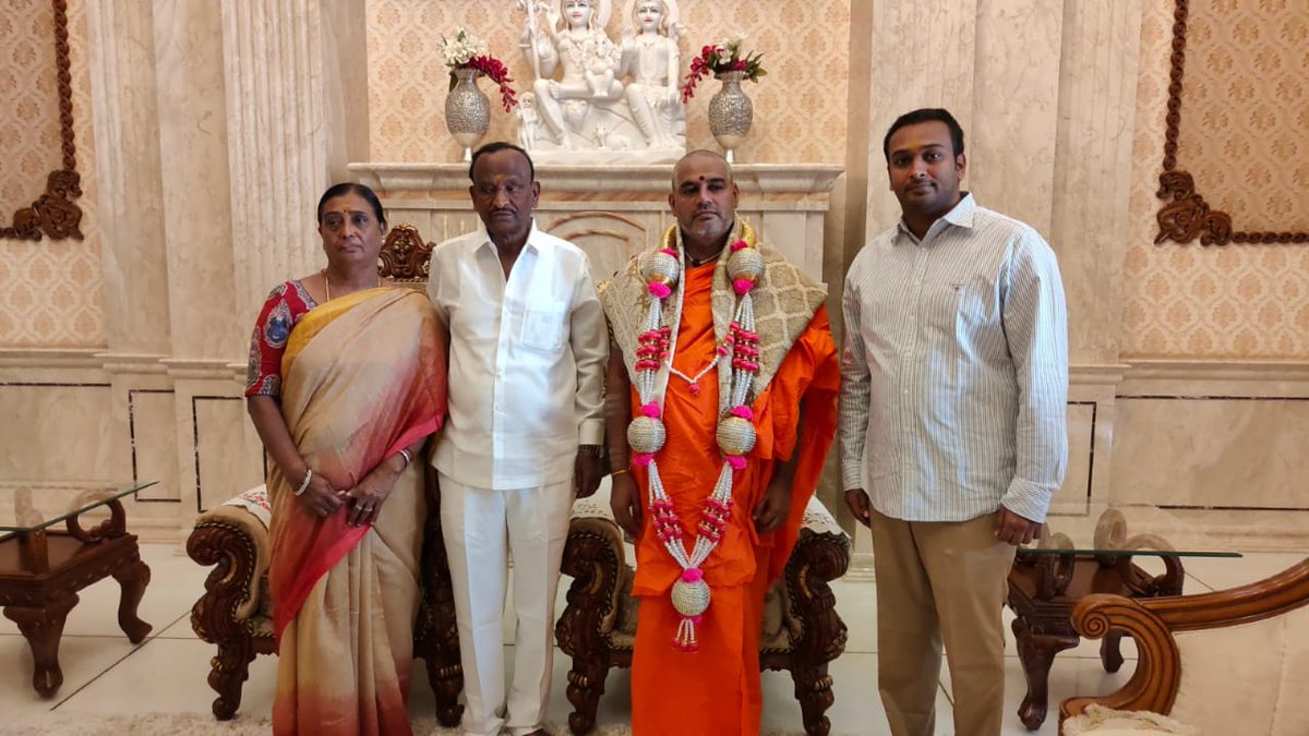nprmtb's tweet photo. ಕಾಗಿನೆಲೆ ಶ್ರೀ ಕನಕ ಗುರು ಪೀಠದ ಜಗದ್ಗುರುಗಳಾದ ಪರಮಪೂಜ್ಯ ಶ್ರೀ ಶ್ರೀ ನಿರಂಜನಾನಂದಪುರಿ ಮಹಾಸ್ವಾಮೀಜಿ ಅವರಿಗೆ ಜನ್ಮದಿನದ ಹಾರ್ದಿಕ ಶುಭಾಶಯಗಳು.ಭಗವಂತ ನಿಮಗೆ ಉತ್ತಮ ಆಯುರಾರೋಗ್ಯ ನೀಡಿ ಮತ್ತಷ್ಟು ಸಮಾಜದ ಸೇವೆ ಮಾಡಲು ಶಕ್ತಿ ನೀಡಲಿ ಎಂದು ಪ್ರಾರ್ಥಿಸುತ್ತೇನೆ.💐💐
#niranjanandapuriswamiji #kaginele #hosakote #MTBRajesh https://t.co/kD8ACqbagY