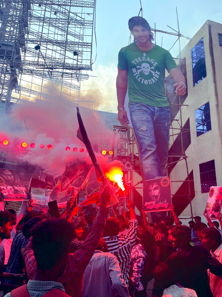 Ikunasanyasirao's tweet image. Vizag #Desamudhuru4kSpecialShows  Celebration Memories At Sarat Theater. 

Now We Are Waiting For #AArya2 

Kutha Muskuni challenge Lu Isirina Vallu..Zindabadh Kottandi.Ra 
Vizag Gadd @alluarjun Adda 🔥🔥