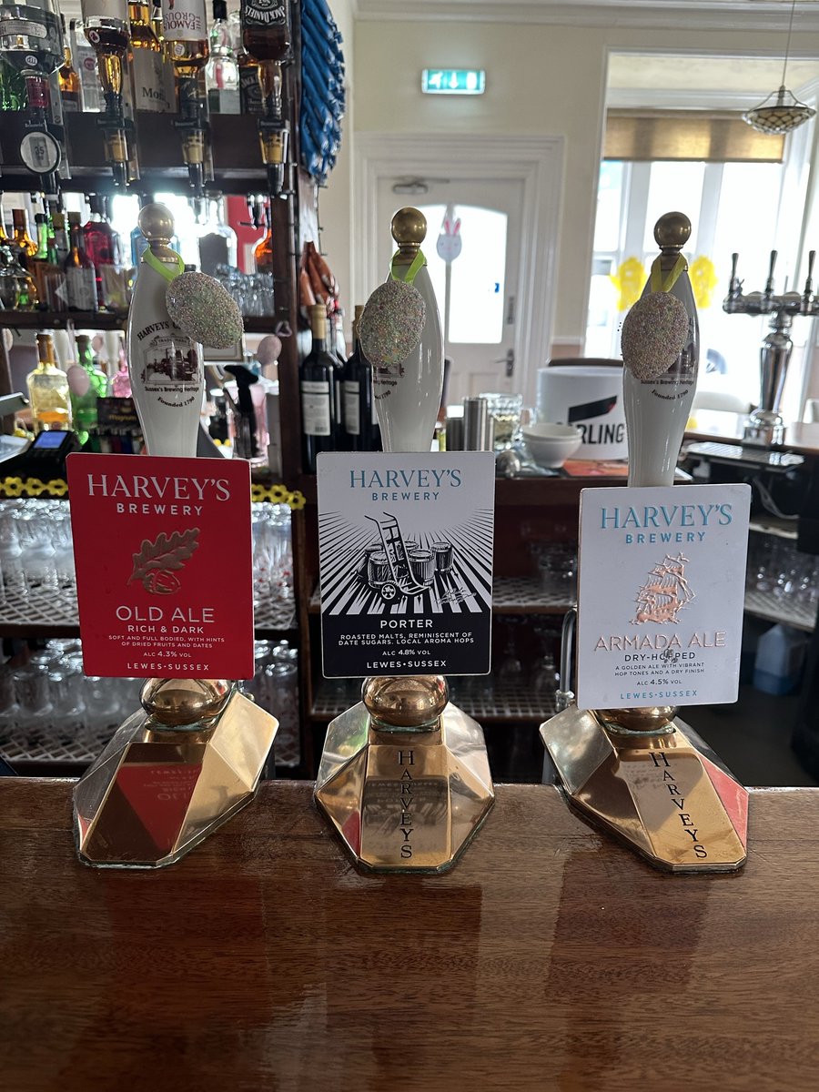 Straatman2025's tweet photo. We are open all day from 12-noon #BankholidayMonday join us here the weather is awful the heating is on, and the pool table is only 50 p a game serving six Harvey`s Ales an impressive range of wines and spirits here at the Hurst Arms in #Eastbourne. #easterale https://t.co/NawVKsgfMT