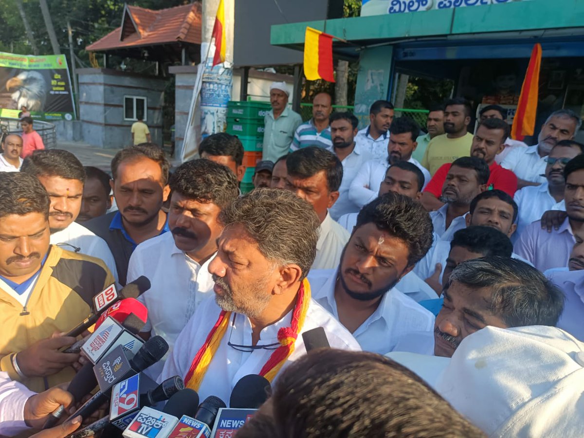 manje_p's tweet photo. ಹಾಸನ ನಗರದ ಹೇಮಾವತಿ ಪ್ರತಿಮೆಯ ನಂದಿನಿ ಡೈರಿ ಬಳಿ ಇಂದು ಗುಜರಾತಿನ ಅಮೂಲ್ ಜೊತೆ ನಂದಿನಿ ವಿಲೀನ ವಿರೋಧಿಸಿ ನಡೆದ ಬೃಹತ್ ಪ್ರತಿಭಟನೆಯಲ್ಲಿ ಮಾನ್ಯ ಕೆ.ಪಿ.ಸಿ.ಸಿ ಅಧ್ಯಕ್ಷರಾದ ಶ್ರೀ.ಡಿ.ಕೆಶಿವಕುಮಾರ್ ಅವರೊಂದಿಗೆ ಹಾಸನ ಕಾಂಗ್ರೆಸ್ ಮುಖಂಡರಾದ ಶ್ರೀ.ಬಾಗೂರು ಮಂಜೇಗೌಡರು ಭಾಗವಹಿಸಿದ್ದರು.

#ನಂದಿನಿಉಳಿಸಿ

@INCKarnataka @DKShivakumar https://t.co/KAmoaNgeE0
