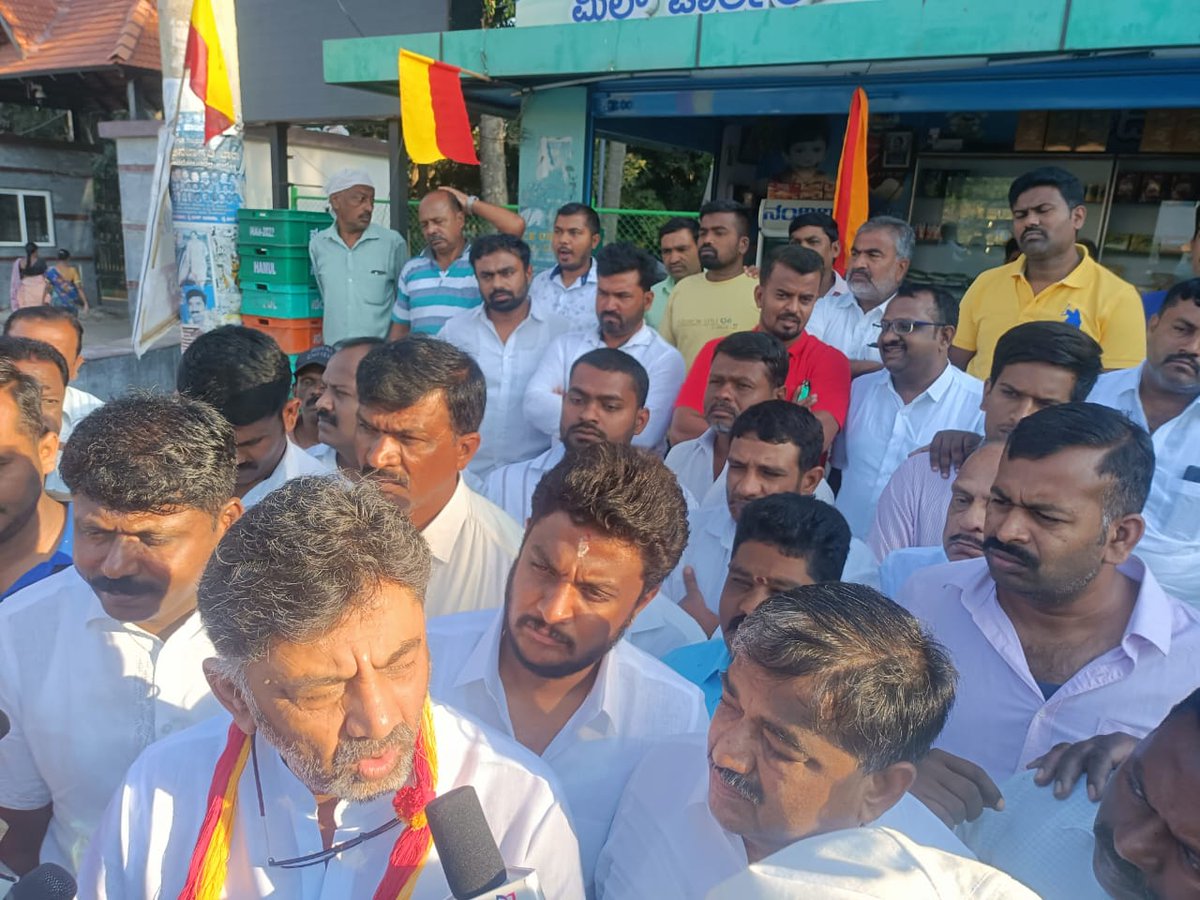 manje_p's tweet photo. ಹಾಸನ ನಗರದ ಹೇಮಾವತಿ ಪ್ರತಿಮೆಯ ನಂದಿನಿ ಡೈರಿ ಬಳಿ ಇಂದು ಗುಜರಾತಿನ ಅಮೂಲ್ ಜೊತೆ ನಂದಿನಿ ವಿಲೀನ ವಿರೋಧಿಸಿ ನಡೆದ ಬೃಹತ್ ಪ್ರತಿಭಟನೆಯಲ್ಲಿ ಮಾನ್ಯ ಕೆ.ಪಿ.ಸಿ.ಸಿ ಅಧ್ಯಕ್ಷರಾದ ಶ್ರೀ.ಡಿ.ಕೆಶಿವಕುಮಾರ್ ಅವರೊಂದಿಗೆ ಹಾಸನ ಕಾಂಗ್ರೆಸ್ ಮುಖಂಡರಾದ ಶ್ರೀ.ಬಾಗೂರು ಮಂಜೇಗೌಡರು ಭಾಗವಹಿಸಿದ್ದರು.

#ನಂದಿನಿಉಳಿಸಿ

@INCKarnataka @DKShivakumar https://t.co/KAmoaNgeE0