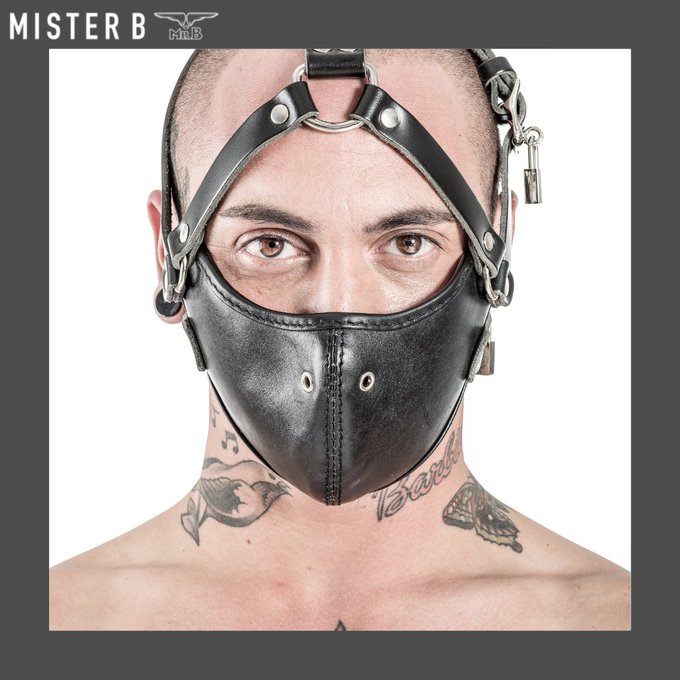 A muzzle says more than a thousand words.

#muzzle #sub #dom #eyes #talkisoverracted https://t.co/HH