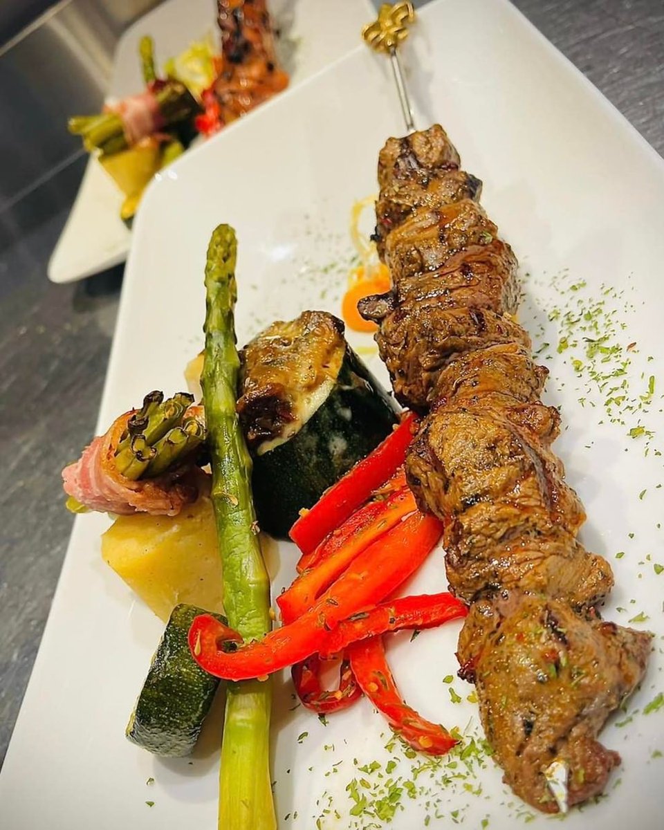 AandeFonteyn's tweet photo. Even een plaatje van onze Ossenspies. 🍴

Gegrilde ossenhaaspuntjes aan een spies, uit een Zuid-Amerikaanse marinade.
Met een saus naar keuze &amp; u kunt kiezen voor de QUEEN size of de KING size! 😋 https://t.co/dBcxUJNjpI