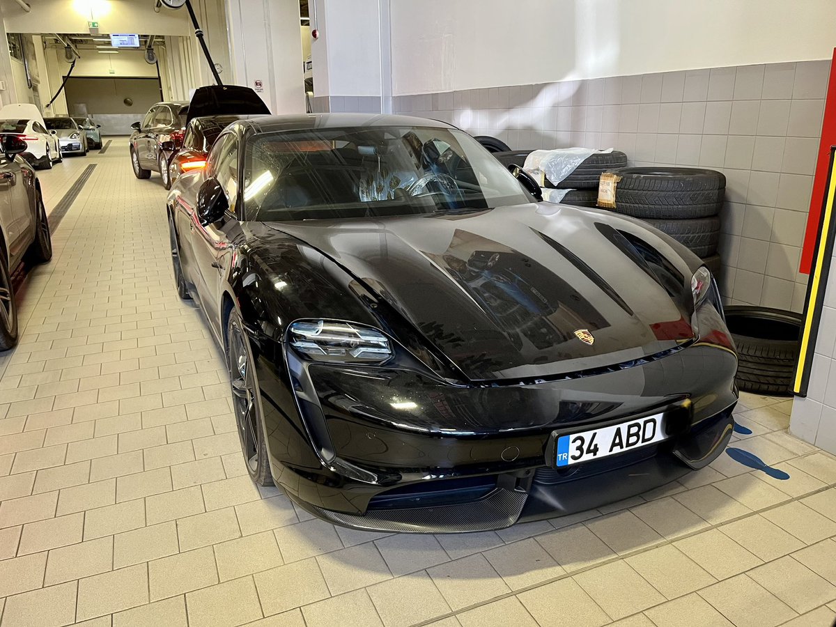 CB_AbidinSahin's tweet photo. Sizlerle Porsche Taycan aracımla ilgili Anadolu Sigorta ve Doğuş Oto’yla yaşadığım bir mağduriyetimi paylaşmak istiyorum. Geçen sene almış olduğum aracıma Anadolu Sigortadan Elektrikli Araç Genişletilmiş Kasko Poliçesi yaptırdım. Aynı zamanda aracımın daha önceden yapılmış olan Doğuş Oto’nun uzatılmış garantiside devam etmekteydi. 27 Temmuz 2022 tarihinde aracımda yaşamış olduğum küçük bir hasar sonucu gittiğim Kartal Doğuş Oto yaklaşık olarak 30.000 TL servis onarım ücreti istedi ve ben de iyi niyetle kaskoyu bozmadan onarımı kabul ettim. Onarım için gerekli olan parçaların Almanya’dan geleceğini söyleyerek beni 40 gün kadar beklettiler. Gelen parçalar takıldıktan sonra telefonla beni arayıp elektrik aksamında sıkıntı olduğunu, arabanın çalışmadığını ve yaklaşık 3.000.000 TL masrafı olduğunu söylediler. Bunun akabinde bir an önce sigortaya başvurmamız gerektiğini söylediler ve başvurdum. Başvurumuza istinaden gelen üçlü bilirkişi raporu bahsi geçen konuda tamamen bizi haklı buldu. Çıkan bilirkişi raporuna  rağmen yine de bugünler için yaptırmış olduğum Anadolu Sigorta Elektrikli Araç Genişletilmiş Kasko ve Doğuş Oto’nun uzatılmış garantisi zararımızı karşılamayı reddetti. Tüm bu zaman zarfında aracım 8 aydır serviste boş yere bekletilmekte ve mağdur edilmekteyim.  Kendimi güvence altında ve korunuyor hissetmek için Türkiye’nin sözde en büyük sigorta firmalarından biri olan Anadolu Sigorta ve yine sektörün öncü firmalarından Doğuş Oto üçlü bilirkişi raporuna göre %100 haklı olmama rağmen yaptıkları poliçenin ve garanti süresinin arkasında durmadı. Yaşadığım olayın başkalarının da başına gelmemesini istiyor  ve mağduriyetimin en kısa sürede giderilmesini ümit ediyorum. @porsche 
@dogus_oto 
@Anadolu_Sigorta 
@sigortabirligi 
@HMBakanligi