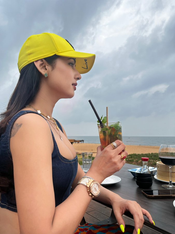 FtVhT-OakAMXIIn?format=jpg&name=900x900