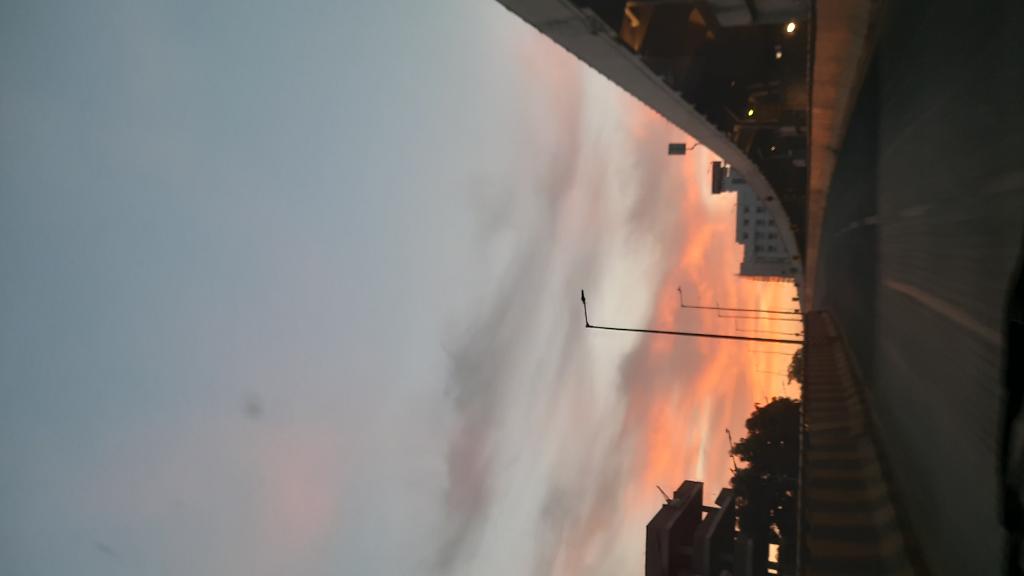 ShivanginiBaru2's tweet photo. The nature painting it's own canvas 🌄 It's a joy to see such natural beauty on the way to the exam early in the morning.
#headinclouds https://t.co/m5mtiI6cio