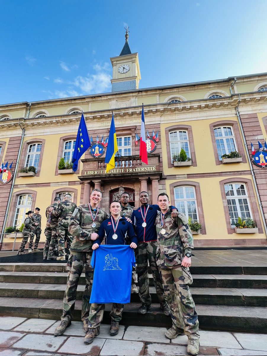 Une équipe de la 1re compagnie a fièrement représenté le 6e RMAT ce samedi à Belfort à l’occasion du Raid fantassin. 💪

#6rmat #deTERREmination #TenirLEffort #militaire