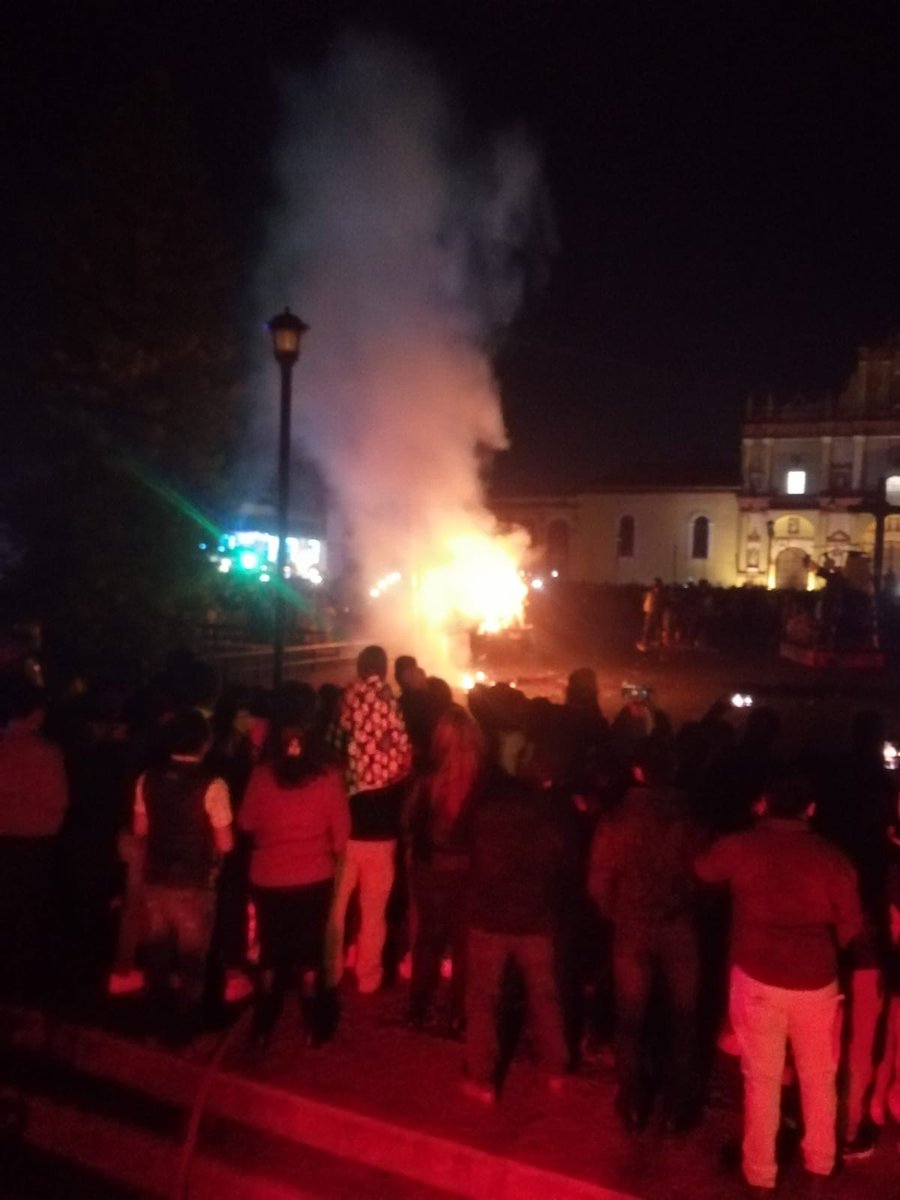 InstBomberos's tweet photo. Elementos del Heroico Cuerpo de Bomberos de San Cristóbal de las Casas dieron cobertura al evento de la “Quema de Judas”, realizado en el parque Central, con una presencia de unas 1, 600 personas. 
El evento concluyó con saldo blanco. https://t.co/8Z0Sfk3bDq