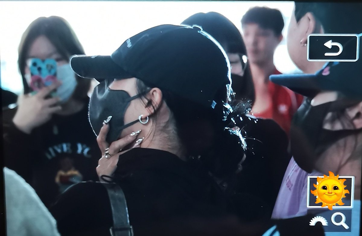 sunkimm_'s tweet photo. 230410 ✨
MAMAMOO 화사 ICN 입국 

#마마무 #MAMAMOO
#화사 #HWASA #안혜진 https://t.co/TKaWBmZtnZ