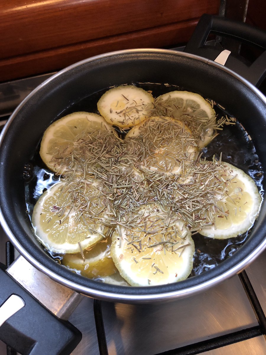janedoeisliving's tweet photo. Beberapa kali bikin ini untuk harumin ruangan kalo pas ada tamu.

Setelah selesai masak, langsung rebus irisan lemon, rosemary (kalo bisa yg segar), merica utuh, dan vanilla essence.

Dalam sekejap seluruh ruangan bau harum, bye bye bau gorengan apalagi bawang hoho https://t.co/ktJFQ0d2rB