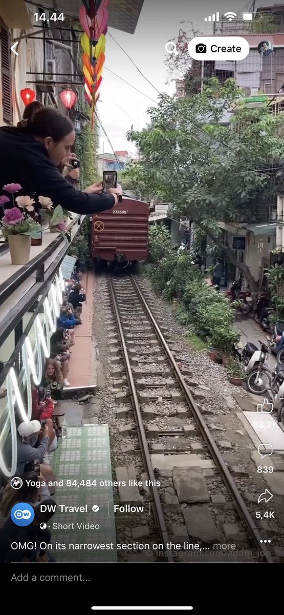 fajarnugros's tweet photo. Di Vietnam jalur sempit kereta api begini jadi tujuan wisata internasional.

Sementara di Indonesia, KAI memiliki kesadaran bahwa ini adalah berbahaya. https://t.co/2pek0nf08U
