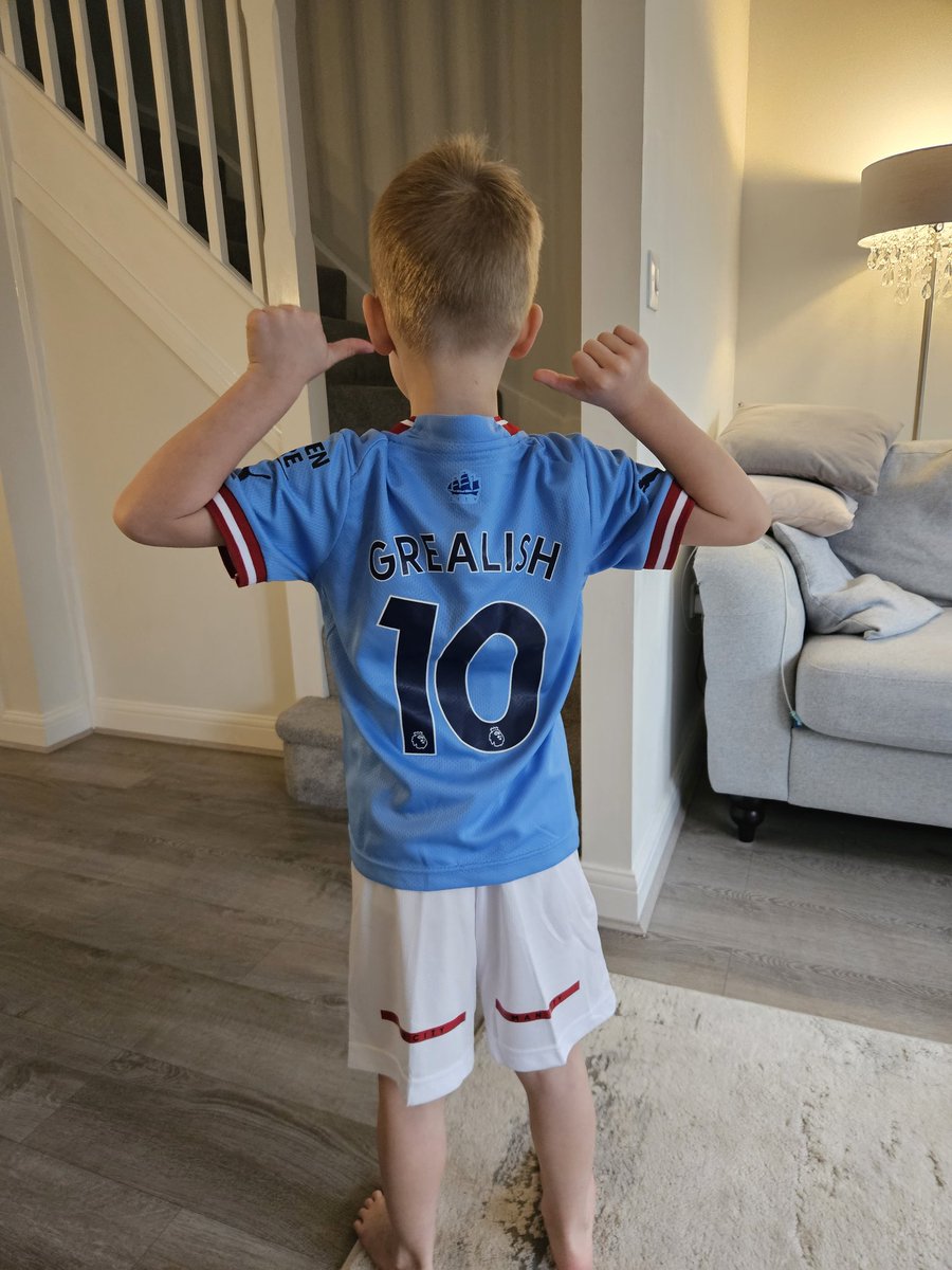 Happy 5th Birthday to our Ralphy safe to say he loves his new Man City kit with favourite player <a href="/JackGrealish/">Jack Grealish</a> any chance we can get a Happy Birthday from you to make Ralph's birthday extra  special