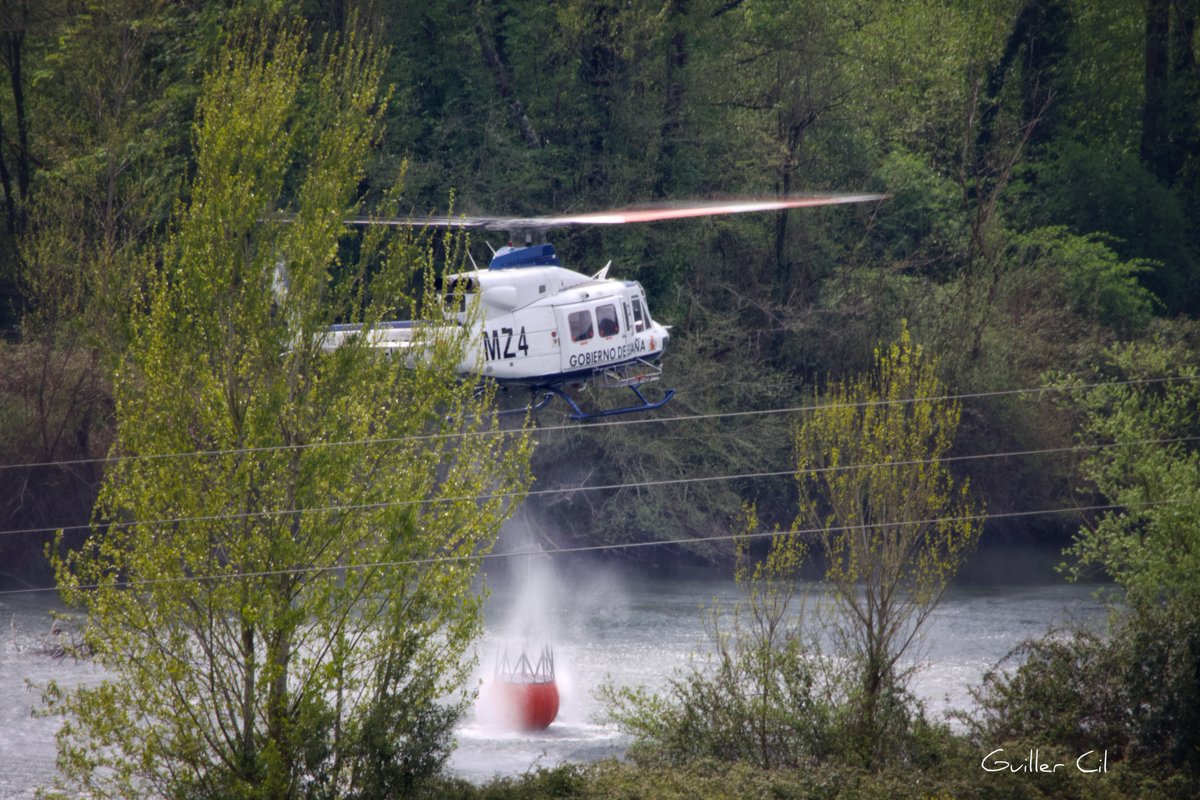GuillerCil's tweet photo. El #downwash (cambio en la dirección del aire provocado por el giro de las palas del helicóptero y que es parte de la sustentación) haciendo que el agua del río salga propulsada hacia arriba a una altura por encima del @Bambi_Bucket.
#AvGeek
@controladores https://t.co/vYT0mW7Hy0